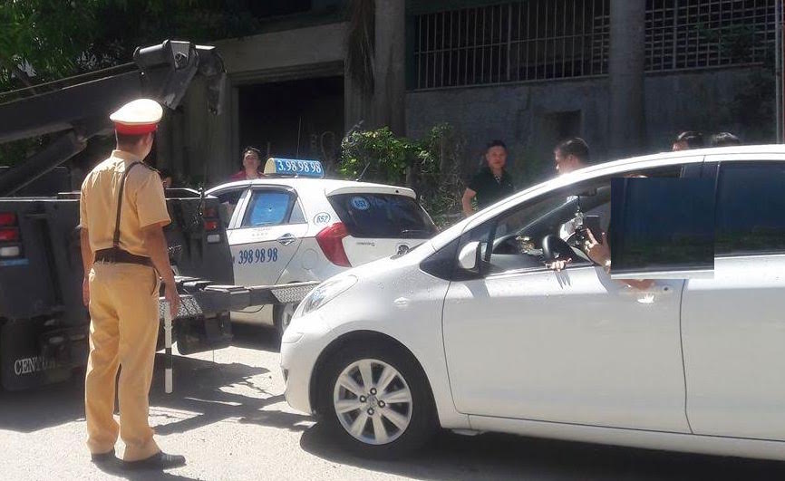 Bị cảnh sát vây bắt, nữ tài xế đề nghị tự lái xe về đồn bi canh sat vay bat nu tai xe de nghi tu lai xe ve don