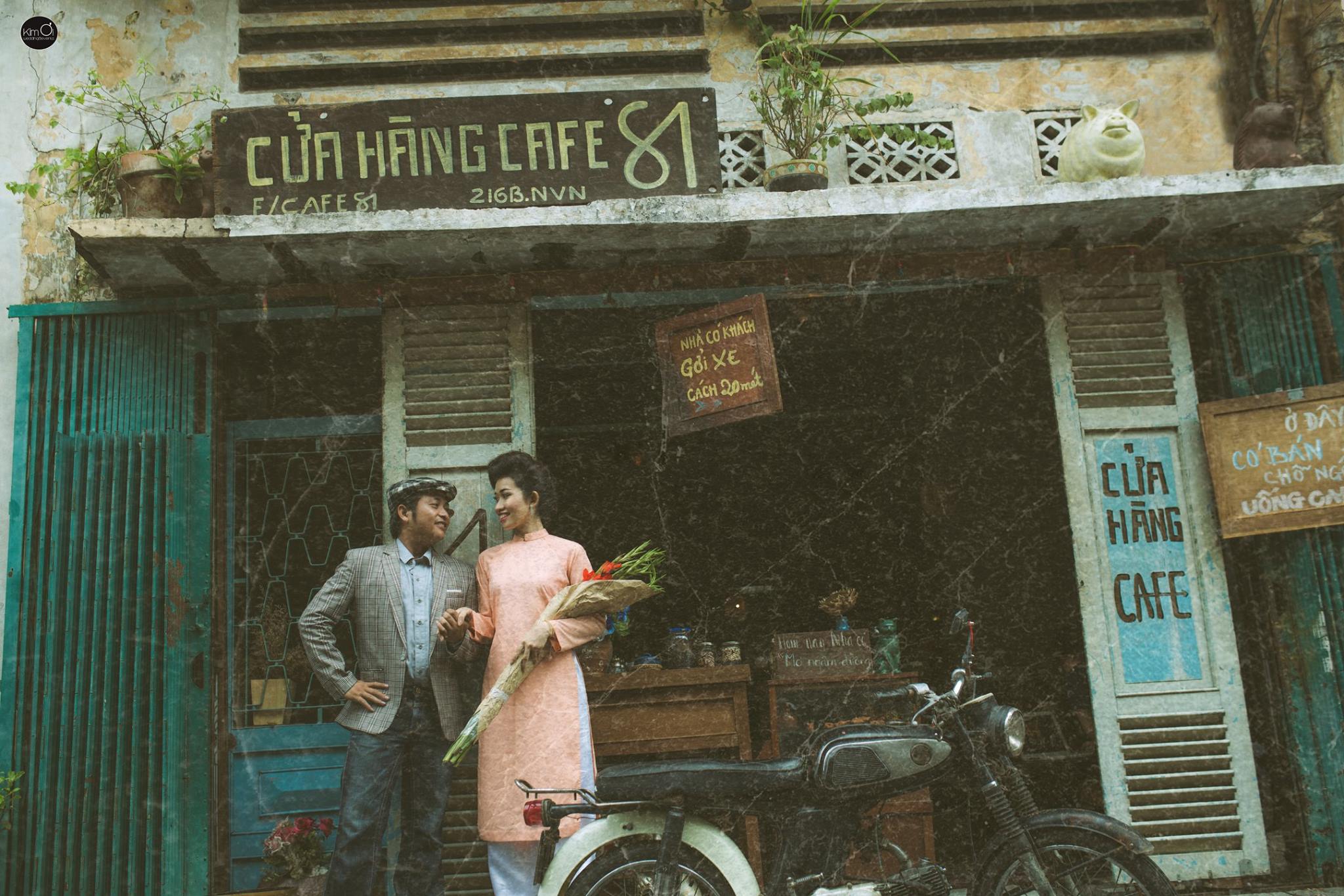 Là một trong những thành phố đẹp nhất Việt Nam, Sài Gòn thập niên 80 càng khiến cho bộ ảnh cưới của bạn trở nên đặc biệt hơn. Bộ ảnh cứng chụp tại những địa điểm nổi tiếng, mang đến không gian lãng mạn, độc đáo. Sản phẩm cuối cùng này sẽ khiến bạn và đối tác của bạn không thể cưỡng lại được sự hạnh phúc tràn đầy.