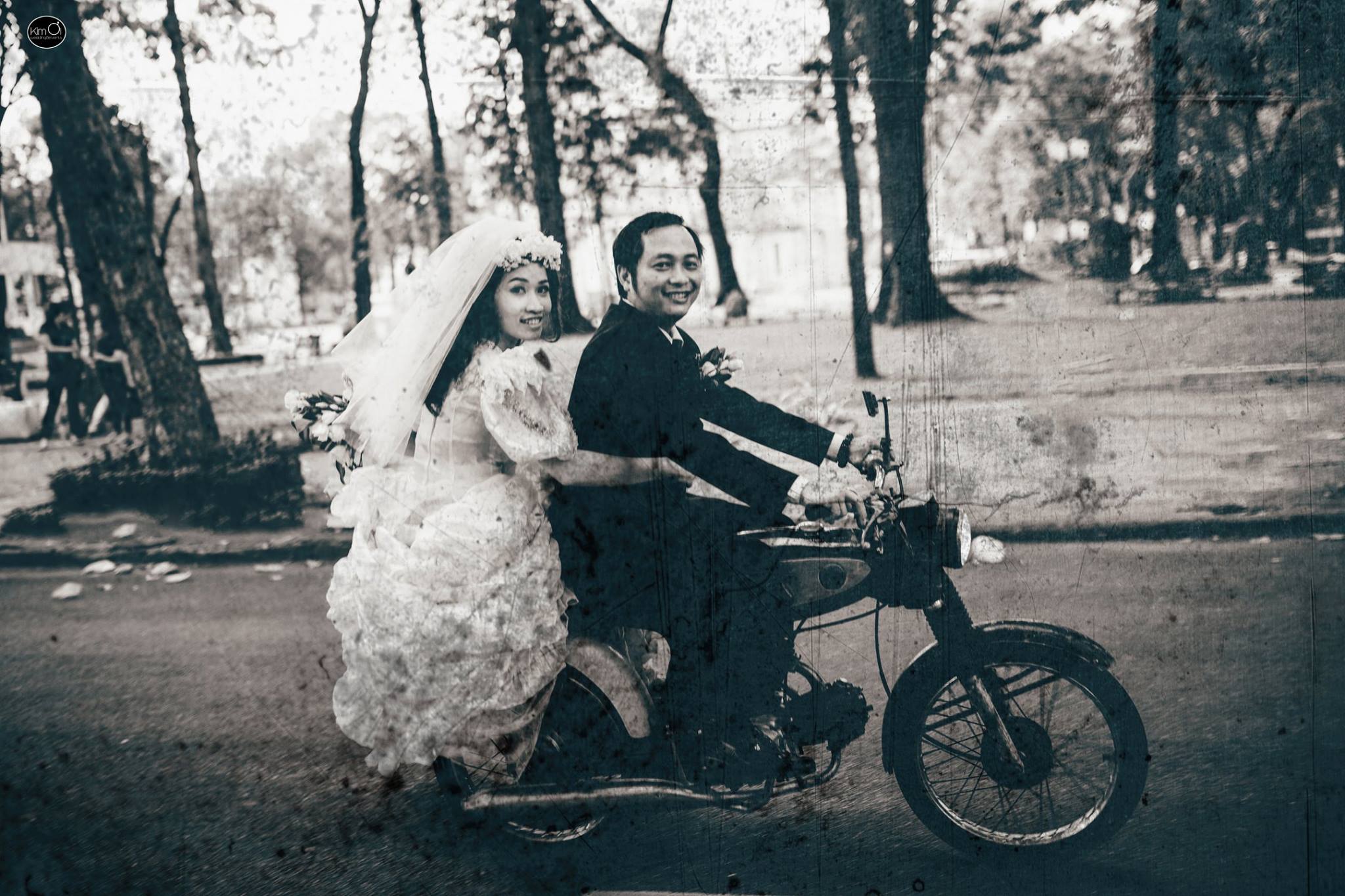 Ảnh cưới Sài Gòn 80: Sài Gòn xưa và nay luôn là điểm đến lãng mạn cho các cặp đôi trong ngày cưới. Bức ảnh này sẽ giúp bạn lưu giữ những khoảnh khắc đầy cảm xúc và tình yêu của hai người trong một tình huống hoàn hảo. Hãy cùng ngắm nhìn và trầm trồ.