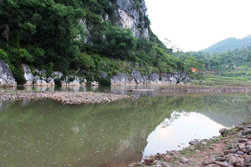 hang tram nguoi tim 4 hoc sinh duoi nuoc tren song ky cung