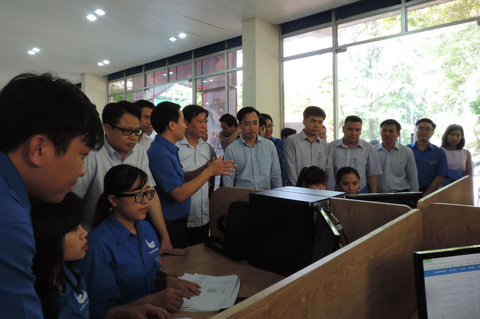 hang chuc nghin tinh nguyen vien ha noi san sang tiep suc mua thi