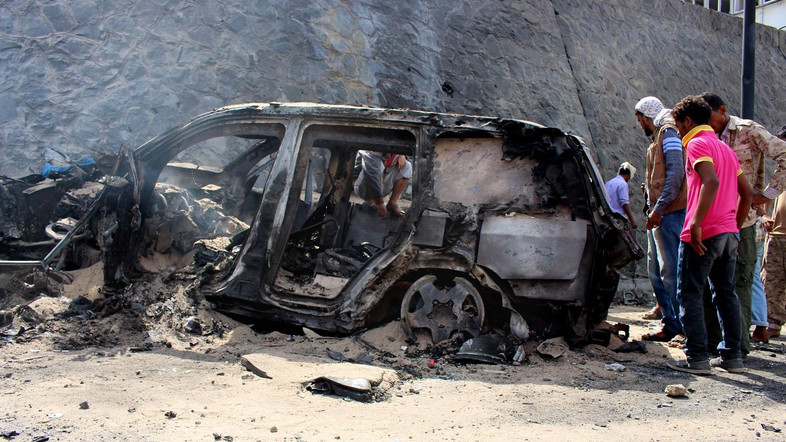 is lien tiep danh bom tu sat o yemen it nhat 18 nguoi chet