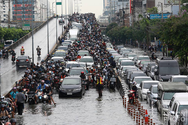 loat anh hai huoc chung minh ngap lut o bangkok khong he buon ruoi ruoi nhu nguoi ta van tuong