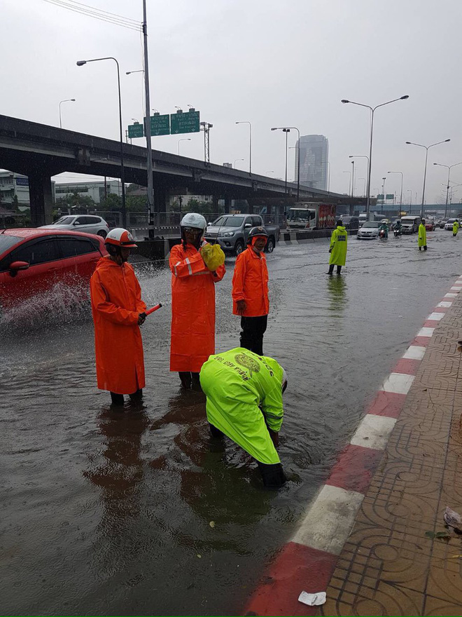 loat anh hai huoc chung minh ngap lut o bangkok khong he buon ruoi ruoi nhu nguoi ta van tuong