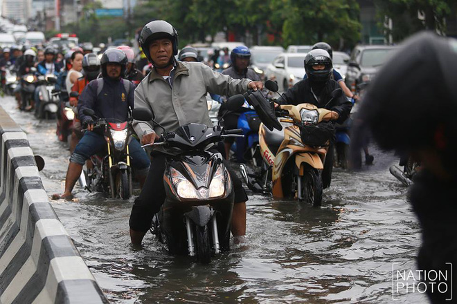 loat anh hai huoc chung minh ngap lut o bangkok khong he buon ruoi ruoi nhu nguoi ta van tuong