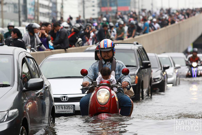 loat anh hai huoc chung minh ngap lut o bangkok khong he buon ruoi ruoi nhu nguoi ta van tuong