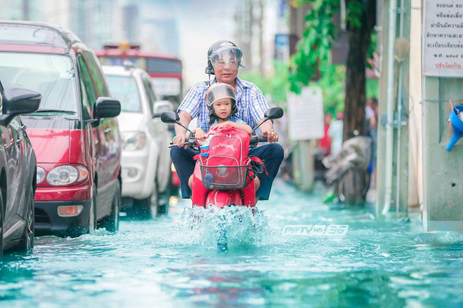 loat anh hai huoc chung minh ngap lut o bangkok khong he buon ruoi ruoi nhu nguoi ta van tuong