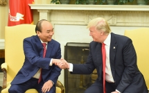 thu tuong nguyen xuan phuc va tong thong donald trump trao doi ve kha nang tau san bay hoa ky tham cang viet nam