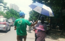 hinh anh de thuong ngay ha noi nong dinh diem nguoi dan ong chay xe dap che o cho hai me con tren pho