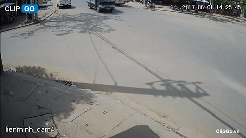 nam thanh nien gap nan boi cu vit ga co toc do kinh hoang