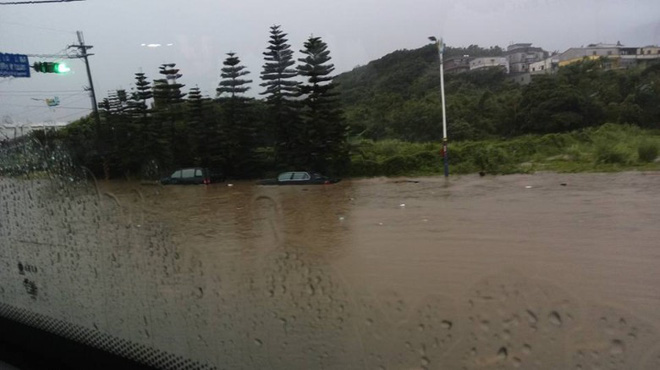 nguoi dan dai loan chat vat doi mat voi ngap ung khap noi boi tran mua lon ky luc trong 17 nam qua