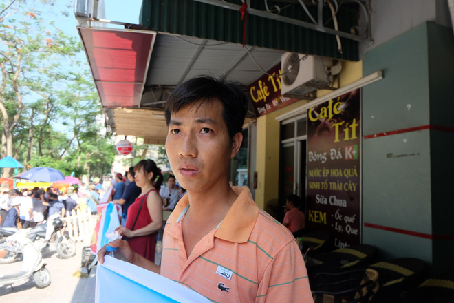 giua nang nong 41 do hang tram nguoi dan chung cu vp3 linh dam tap trung doi cap nuoc sach