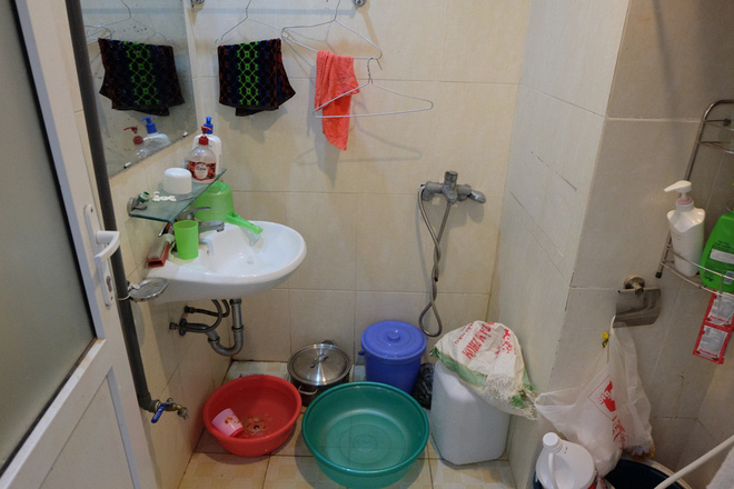 giua nang nong 41 do hang tram nguoi dan chung cu vp3 linh dam tap trung doi cap nuoc sach