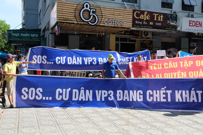 giua nang nong 41 do hang tram nguoi dan chung cu vp3 linh dam tap trung doi cap nuoc sach
