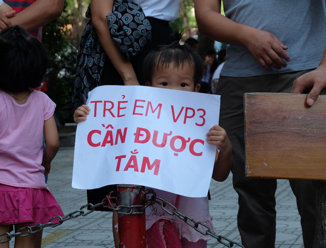 giua nang nong 41 do hang tram nguoi dan chung cu vp3 linh dam tap trung doi cap nuoc sach