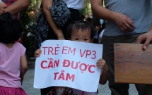 giua nang nong 41 do hang tram nguoi dan chung cu vp3 linh dam tap trung doi cap nuoc sach