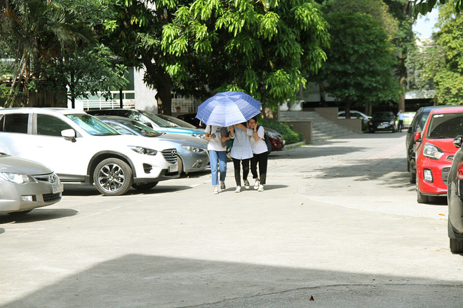 ngay ha noi nang nong dinh diem sinh vien cung vat va tim du moi cach song sot qua mua chao lua
