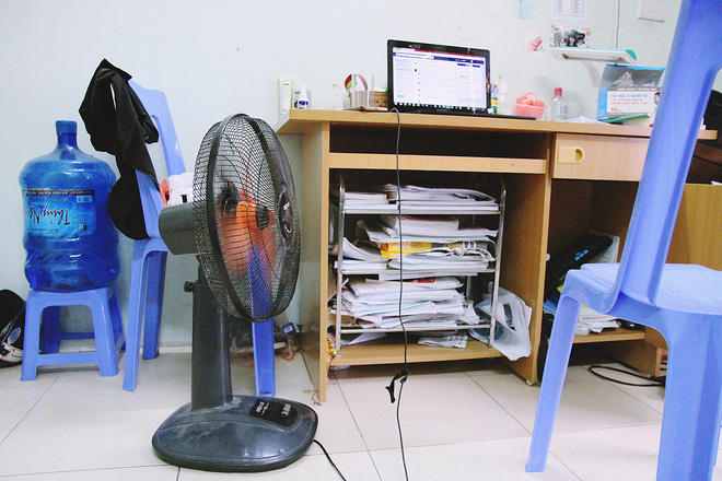 ngay ha noi nang nong dinh diem sinh vien cung vat va tim du moi cach song sot qua mua chao lua