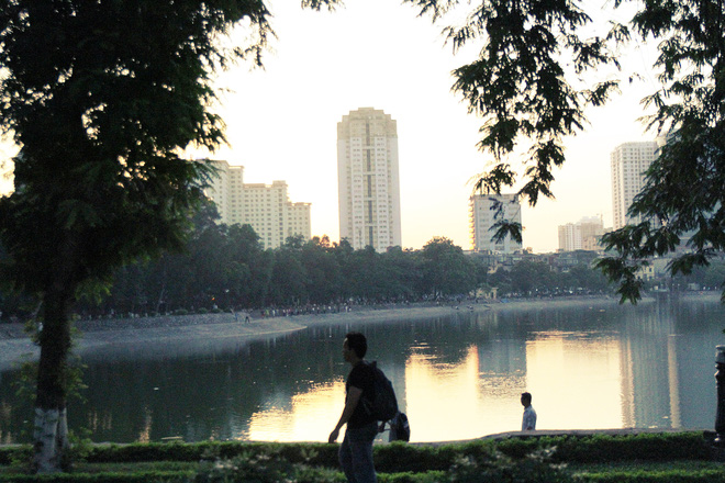 ngay ha noi nang nong dinh diem sinh vien cung vat va tim du moi cach song sot qua mua chao lua