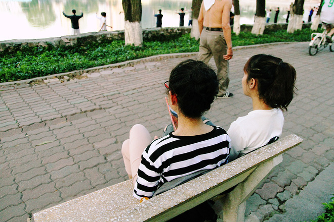 ngay ha noi nang nong dinh diem sinh vien cung vat va tim du moi cach song sot qua mua chao lua