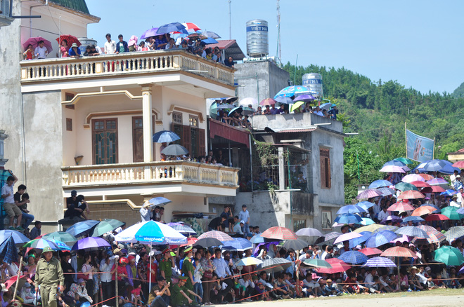 bat chap cai nong 40 do c hang nghin nguoi dan doi nang xem dua ngua o bac ha