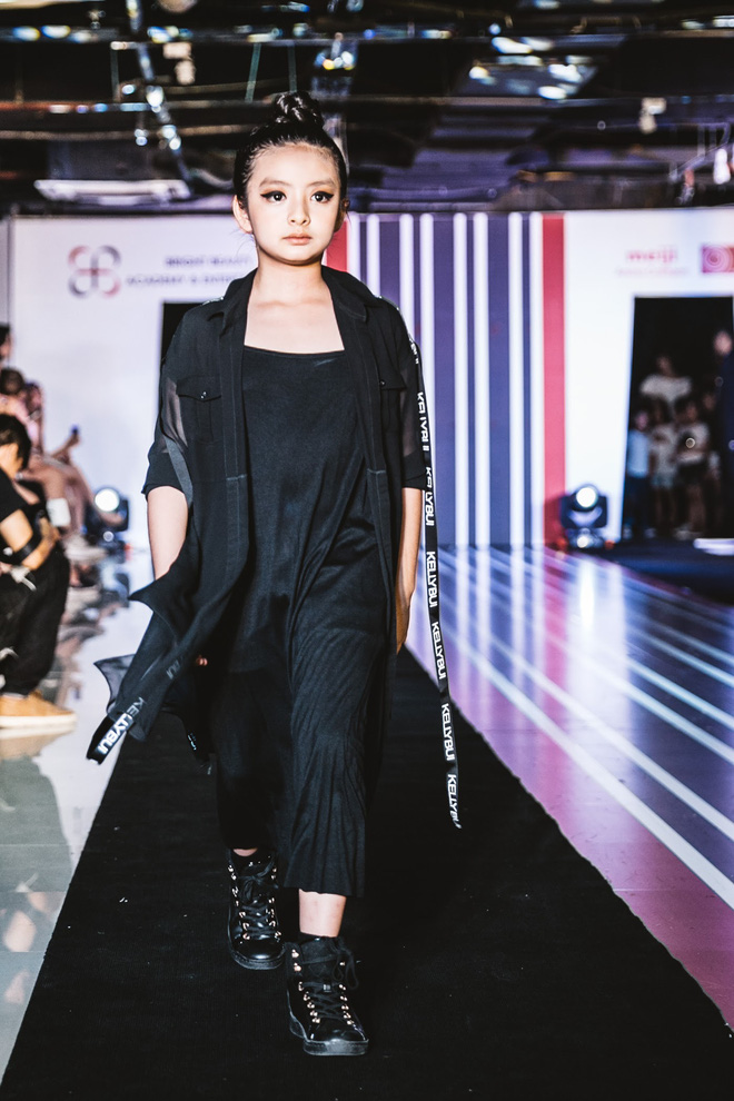 con gai 9 tuoi cua thuy hang lanh lung tren san catwalk