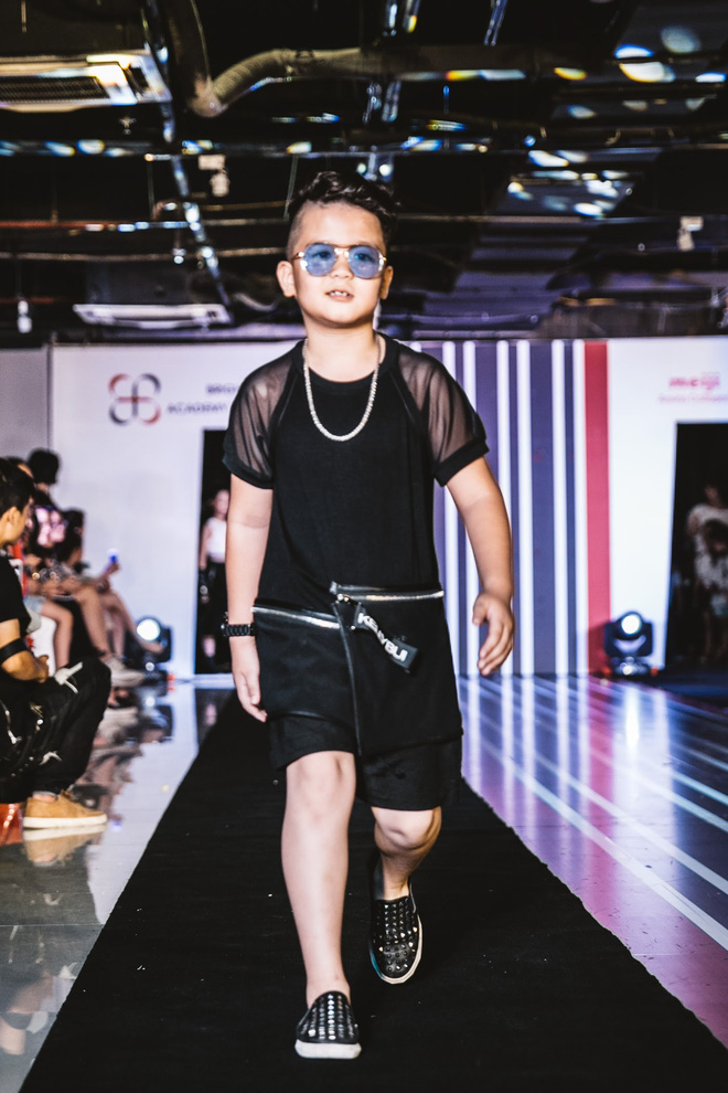 con gai 9 tuoi cua thuy hang lanh lung tren san catwalk