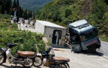 lao cai container va cham manh voi xe may nguoi dan ong tu vong tai cho