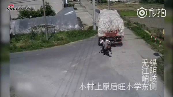 khong quan sat ky khi lui xe tai xe lai container de bep cap doi trung nien