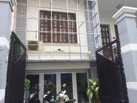 mot phong kham da o sai gon bi to chom logo cua cong ty umbrella trong bo phim noi tieng resident evil