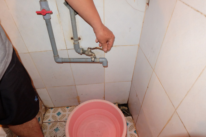 bi hai canh mat nuoc sach ngay ha noi nong dinh diem ca nha 4 nguoi cho du 4 lan di ve sinh moi dam xa nuoc