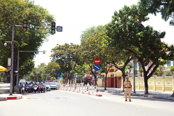 hanh dong dep giua troi nang nong cua nguoi csgt khien dan tinh xuc dong