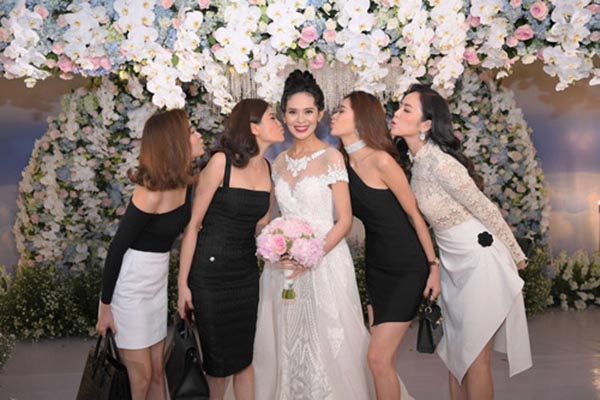 nguoi dep hoa hau to chuc dam cuoi voi dai gia hon 16 tuoi xa hoa nhat nhi showbiz viet