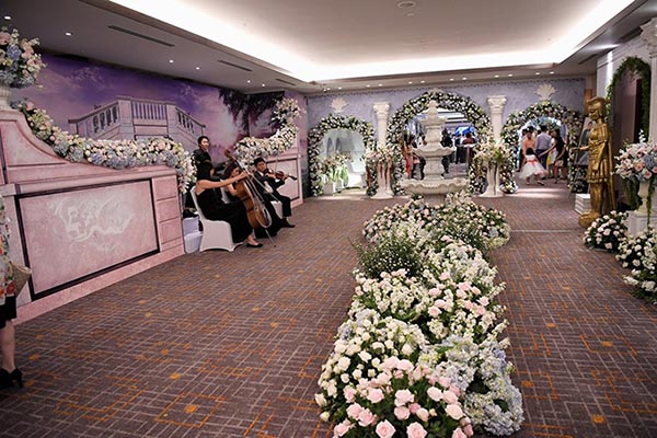 nguoi dep hoa hau to chuc dam cuoi voi dai gia hon 16 tuoi xa hoa nhat nhi showbiz viet