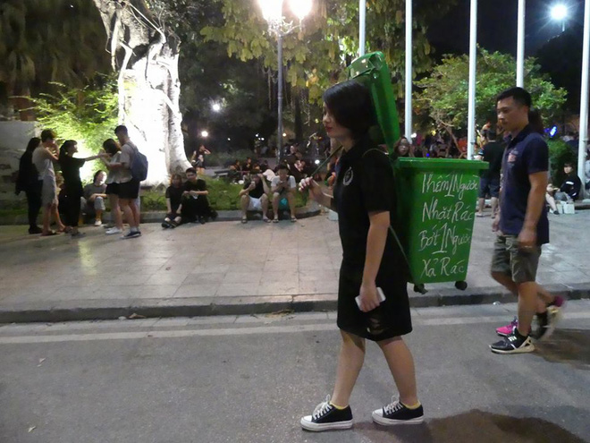 hanh dong dep co gai tre deo thung rac ghi dong chu them nguoi nhat rac bot nguoi xa rac o pho di bo