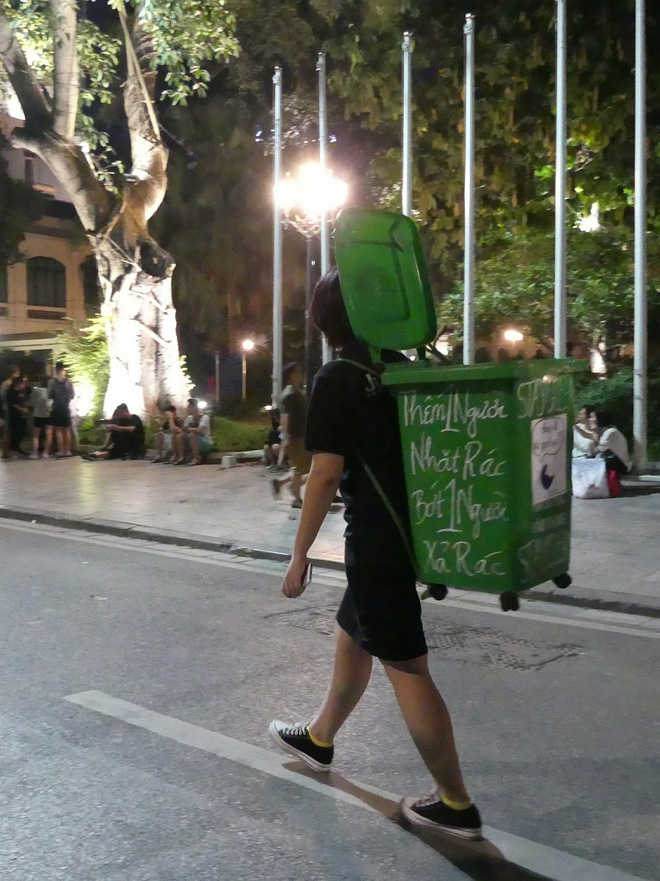 hanh dong dep co gai tre deo thung rac ghi dong chu them nguoi nhat rac bot nguoi xa rac o pho di bo