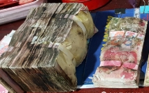 hon 500 trieu dong moc reu nhan vien ngan hang cam voi nuoc rua tien