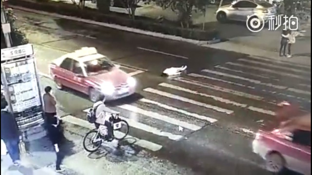 su vo cam den rung minh cua nguoi qua duong khi thay co gai nam ngac ngoai tren duong sau tai nan