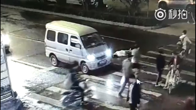 su vo cam den rung minh cua nguoi qua duong khi thay co gai nam ngac ngoai tren duong sau tai nan