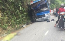 xe o to cho hoc sinh lop 11 lao vao vach nui o deo tam dao 1 nguoi tu vong