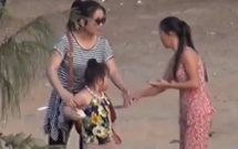 hai co gai dung chuyen tre con bi bat coc o da nang de cau like ban hang tren facebook