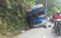 vu xe cho hoc sinh gap nan o tam dao khien 2 nguoi tu vong tai xe chu dong lao vao vach nui vi xe mat phanh