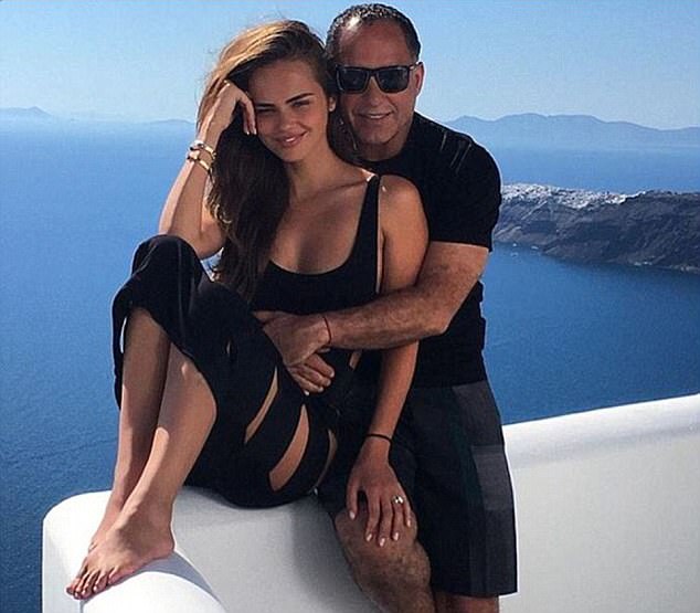 nguoi tinh trong mv cua justin bieber ky niem 1 nam ngay cuoi khong co chong ty phu u70 o ben