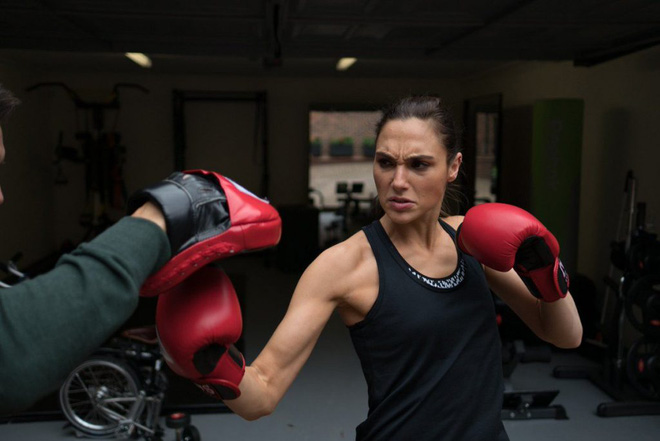 ngat ngay voi the hinh hoan hao cua gal gadot khi lot xac de tro thanh wonder woman