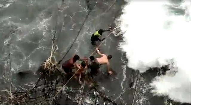 canh sat thai lan no luc cuu tro du khach nuoc ngoai gap nan trong con song du