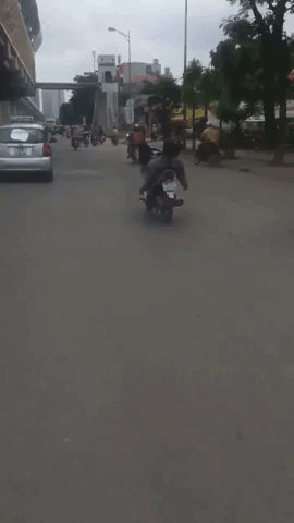 clip nam thanh nien nam ngua lai xe may bang chan thach thuc tu than tren pho ha noi