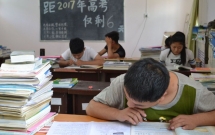 trung quoc 16 hoc sinh nhiem hiv phai ngoi lam bai thi dai hoc trong phong cach ly