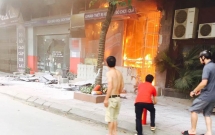 ha noi chay lon tai mot hieu sach tren duong phung hung ngon lua boc cao du doi