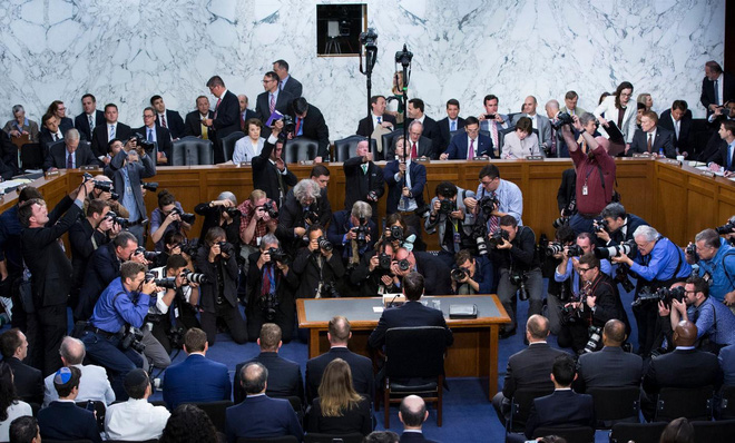 chuyen ve buc anh dac biet gay bao trong phien dieu tran cuu giam doc fbi james comey