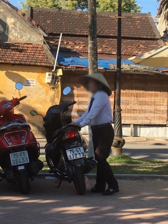 hoi an len tieng viec khach nuoc ngoai bi ep mua ve vao pho co